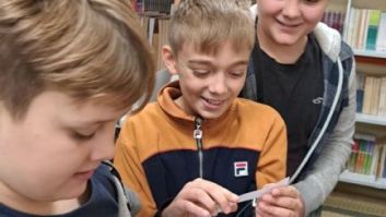 Mikołajkowa loteria w bibliotece